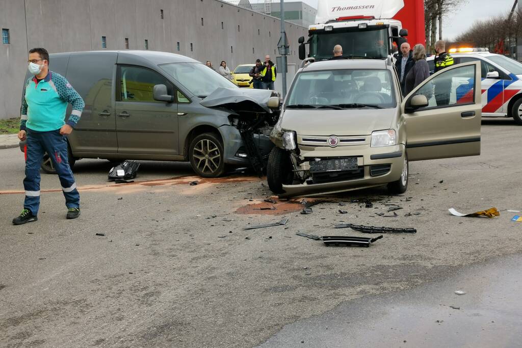 Bestelbus en auto botsen op kruising