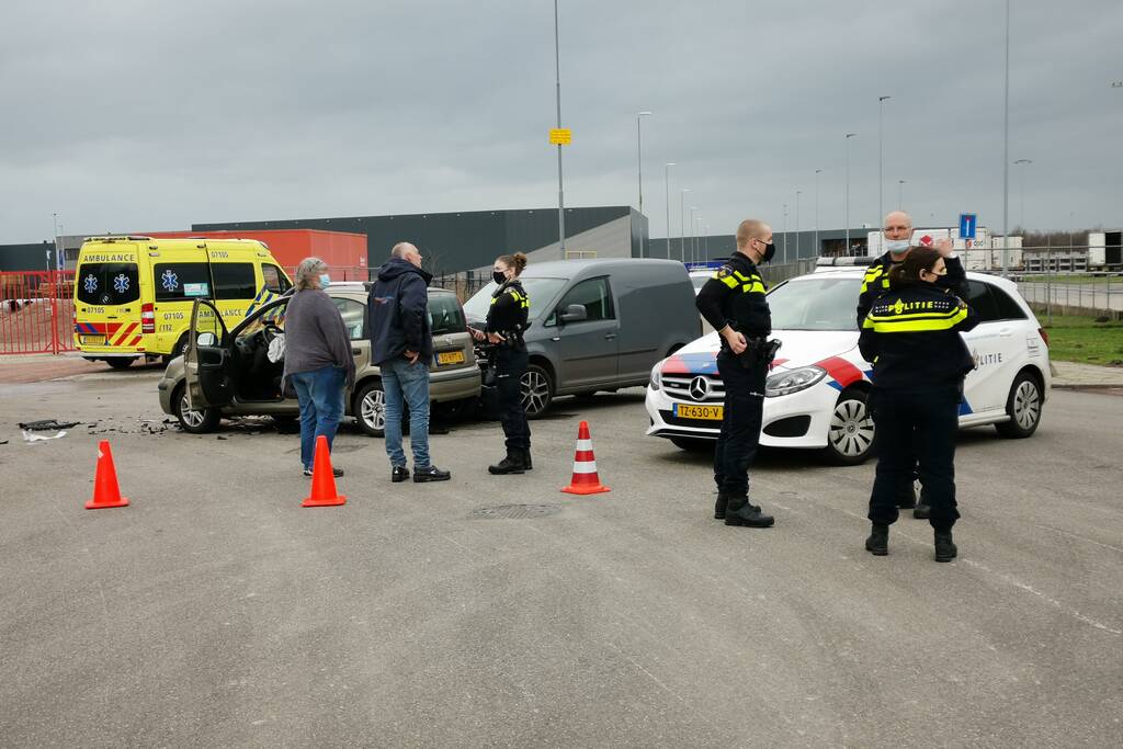 Bestelbus en auto botsen op kruising