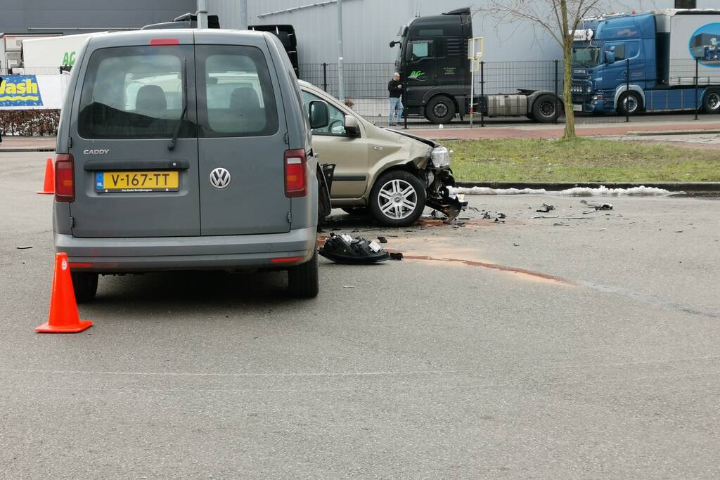 Bestelbus en auto botsen op kruising
