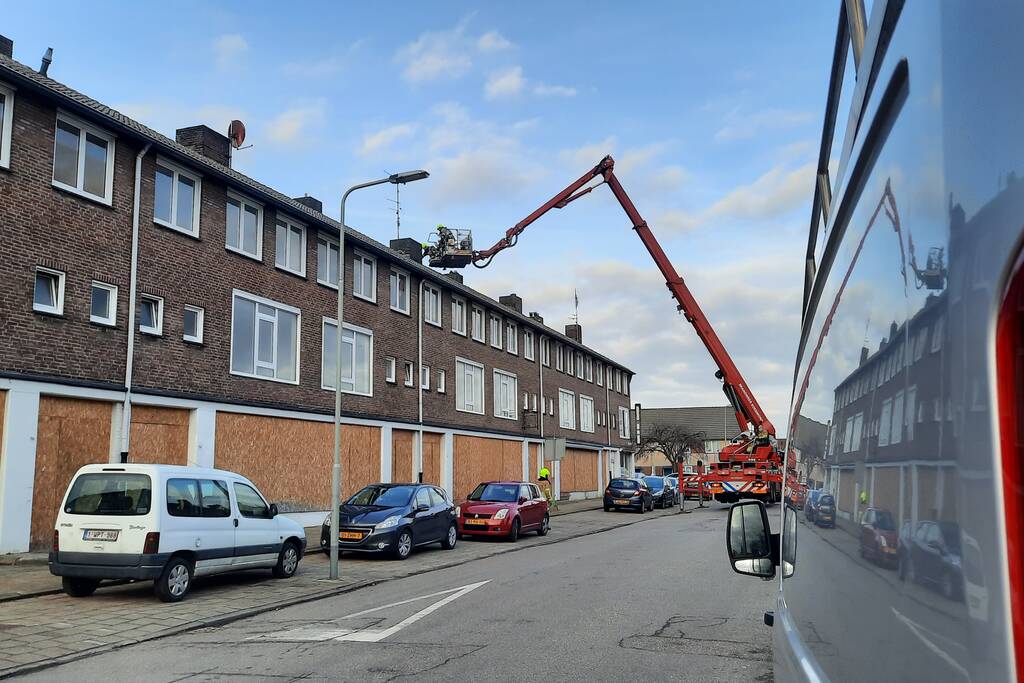 Brandweer inspecteert leeg staan pand na incident