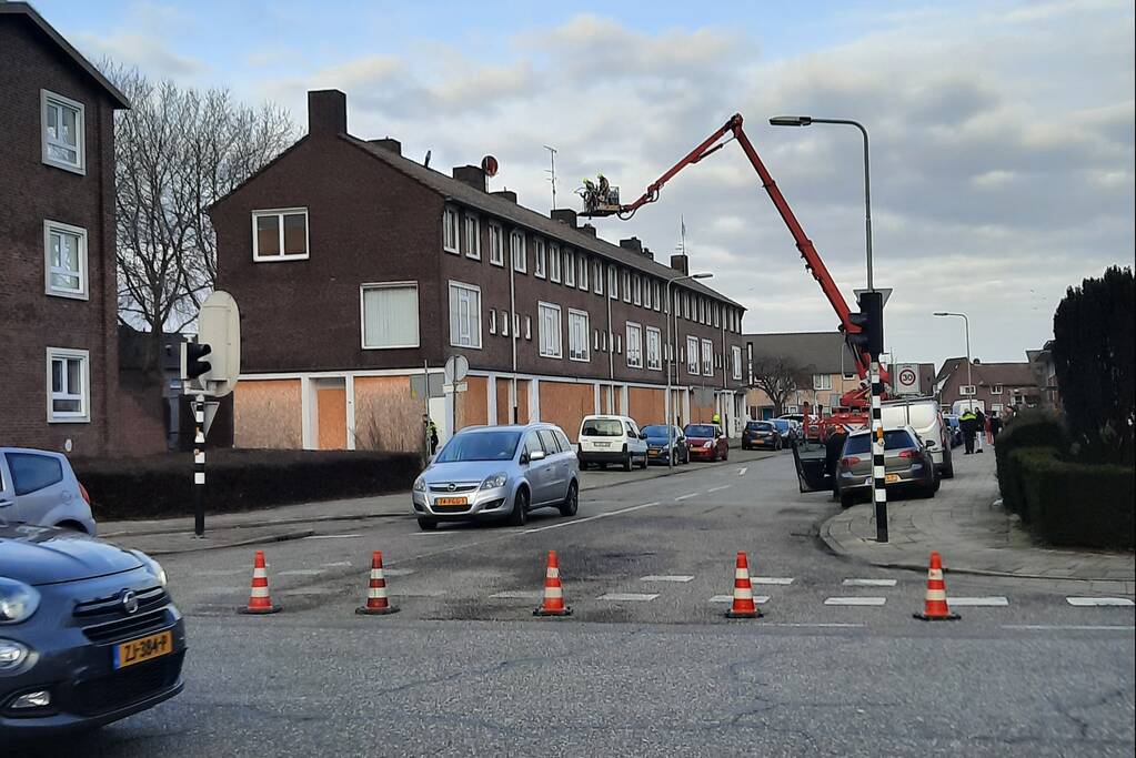 Brandweer inspecteert leeg staan pand na incident