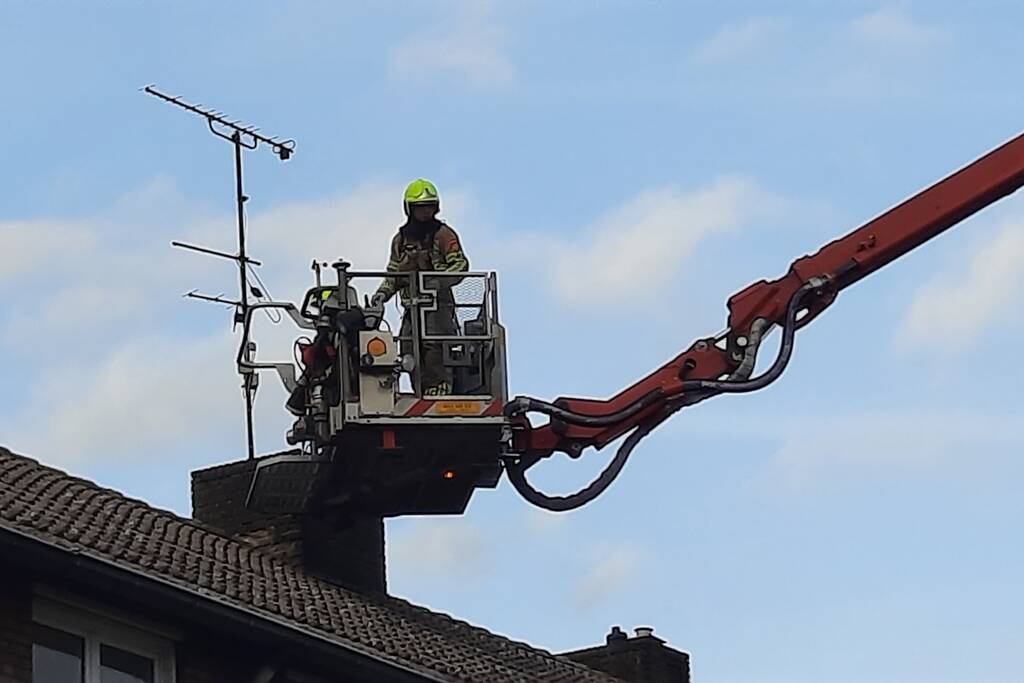 Brandweer inspecteert leeg staan pand na incident