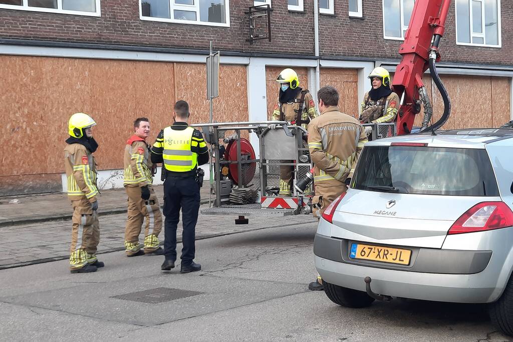 Brandweer inspecteert leeg staan pand na incident