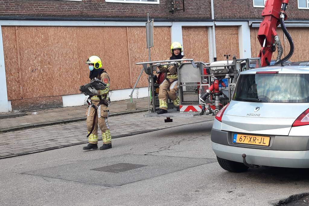 Brandweer inspecteert leeg staan pand na incident
