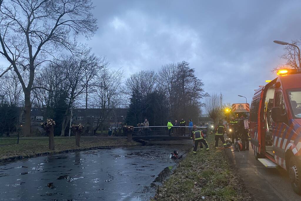 Brandweerduiker zoekt naar persoon in water