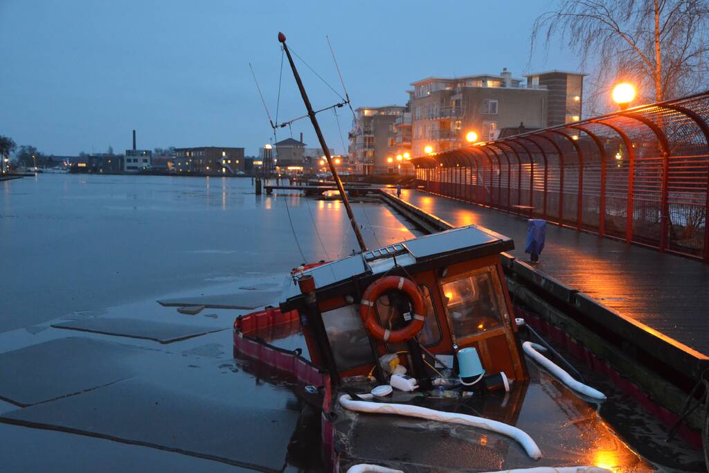 Honderd jaar oude sleepboot Harmen gezonken
