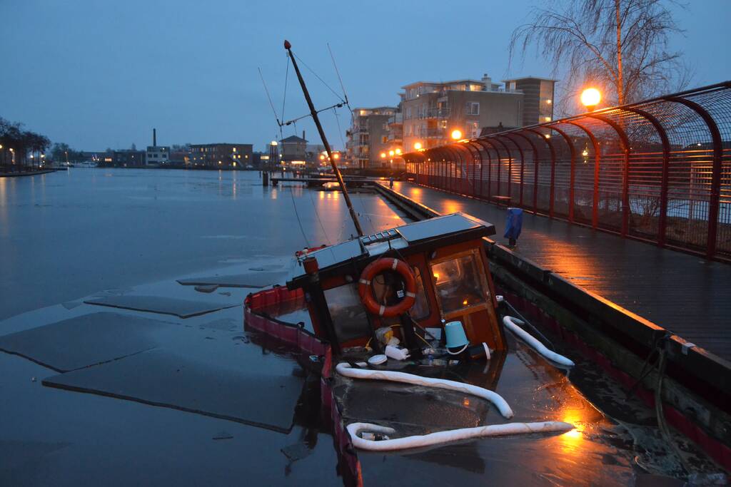 Honderd jaar oude sleepboot Harmen gezonken