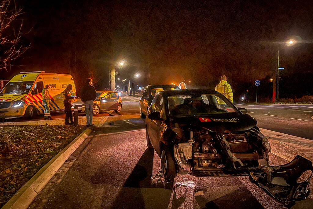 Bezorgauto in aanrijding met personenauto