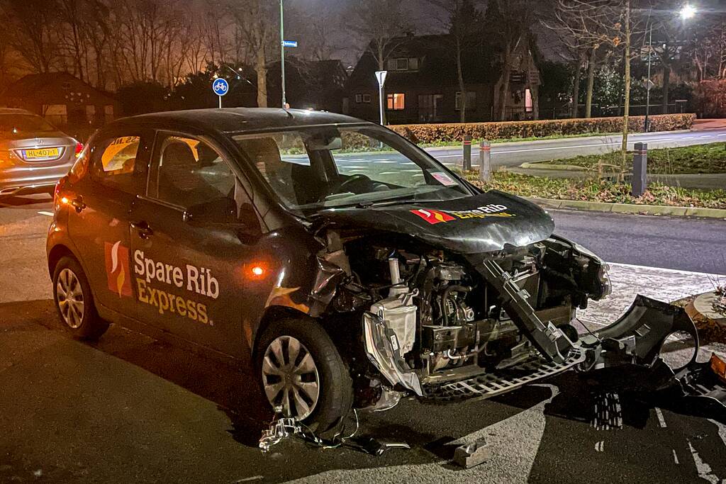 Bezorgauto in aanrijding met personenauto