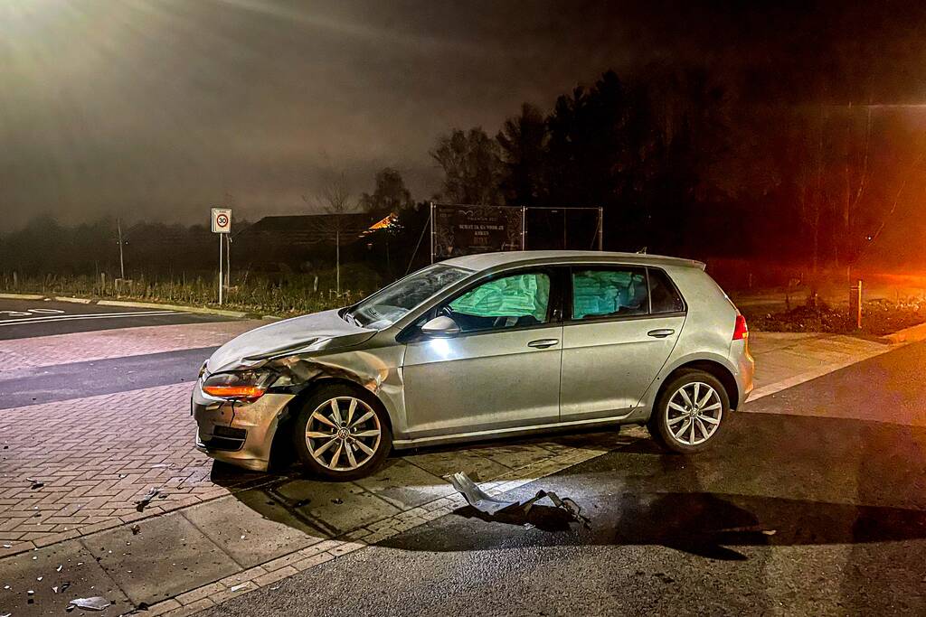 Bezorgauto in aanrijding met personenauto