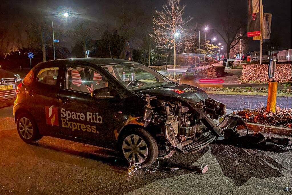 Bezorgauto in aanrijding met personenauto