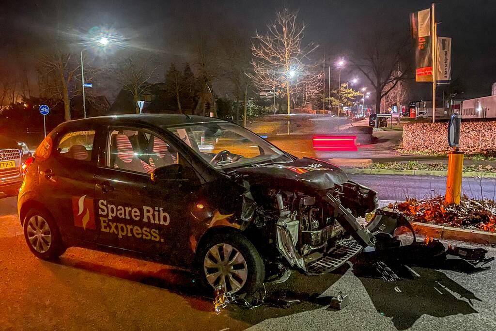 Bezorgauto in aanrijding met personenauto