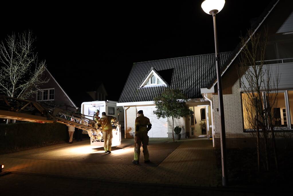 Brandweer blust brandende schoorsteen