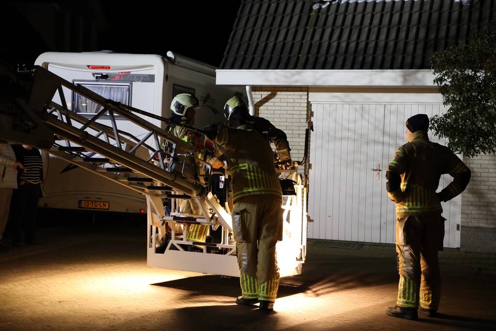 Brandweer blust brandende schoorsteen