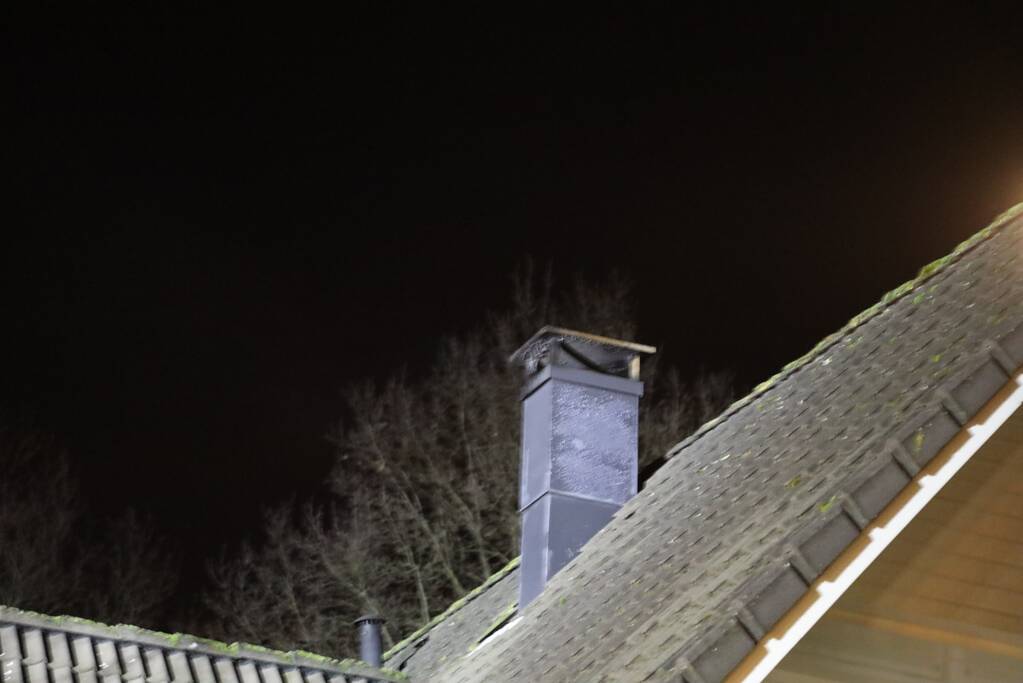 Brandweer blust brandende schoorsteen