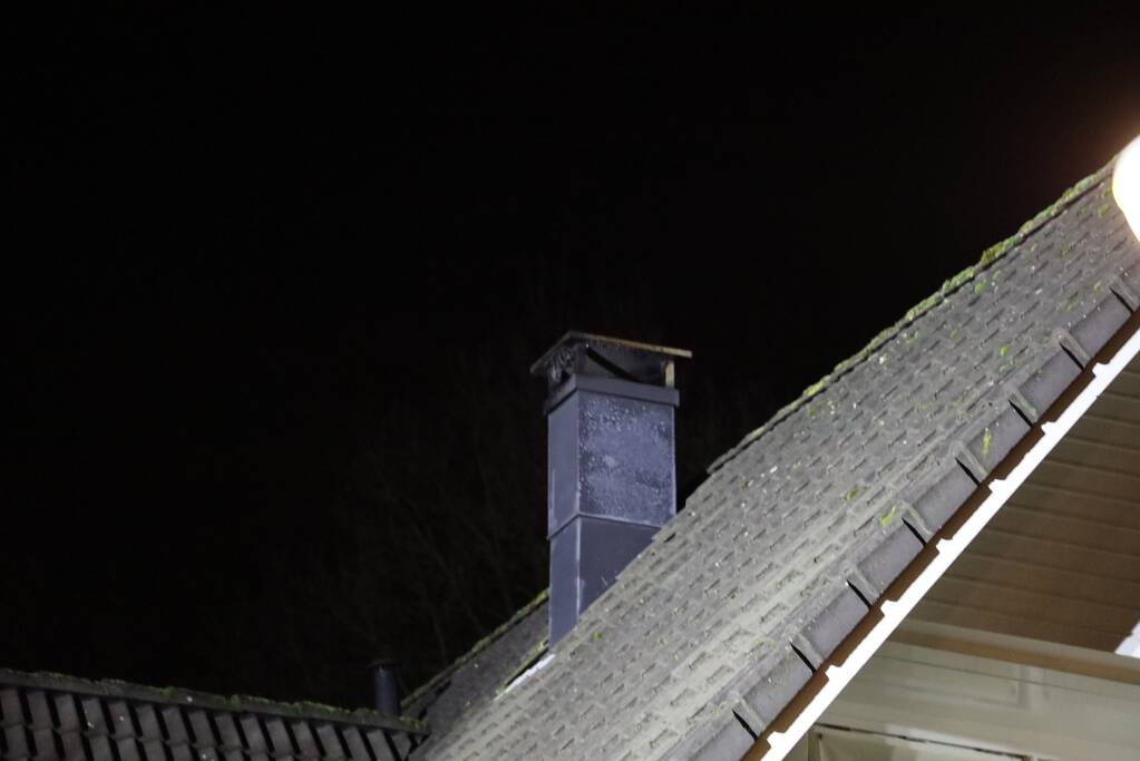 Brandweer blust brandende schoorsteen