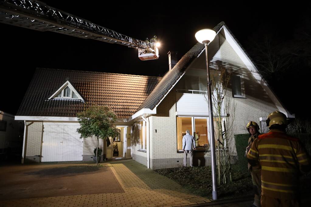 Brandweer blust brandende schoorsteen