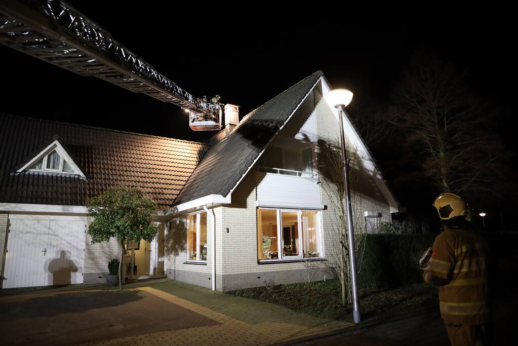 Brandweer blust brandende schoorsteen