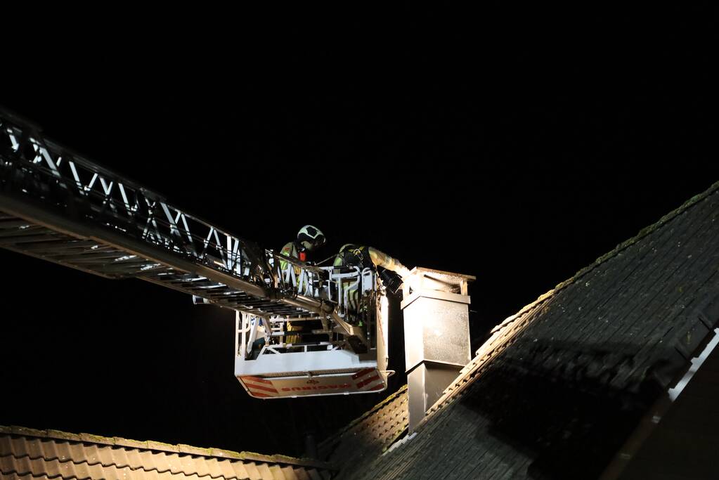 Brandweer blust brandende schoorsteen