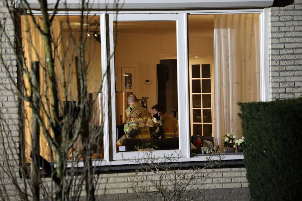 Brandweer blust brandende schoorsteen