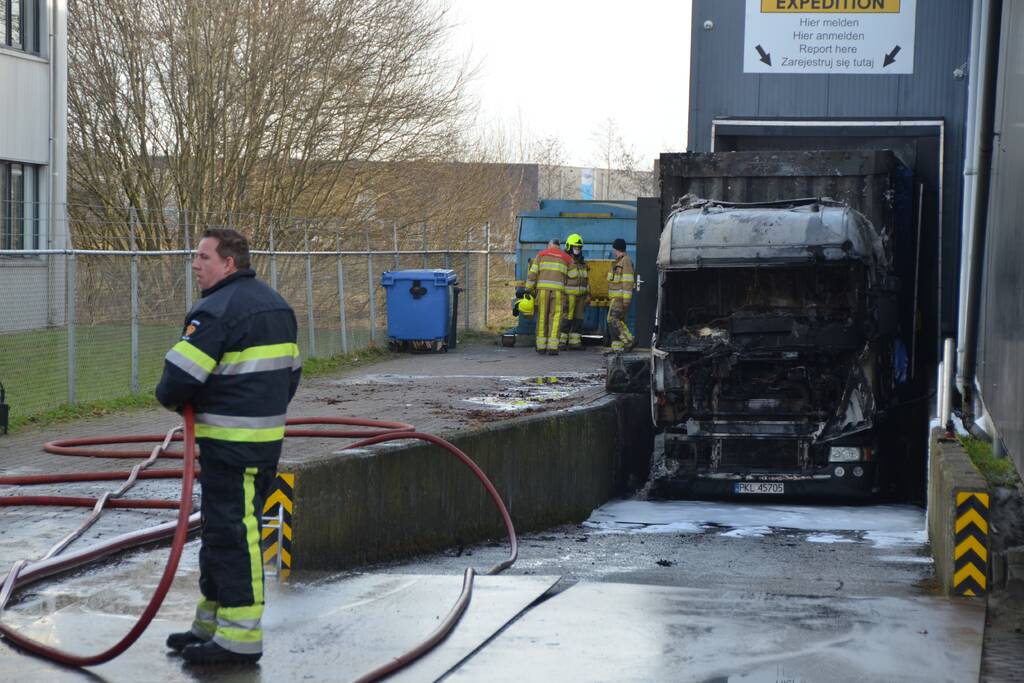 Vrachtwagen voor laaddock uitgebrand