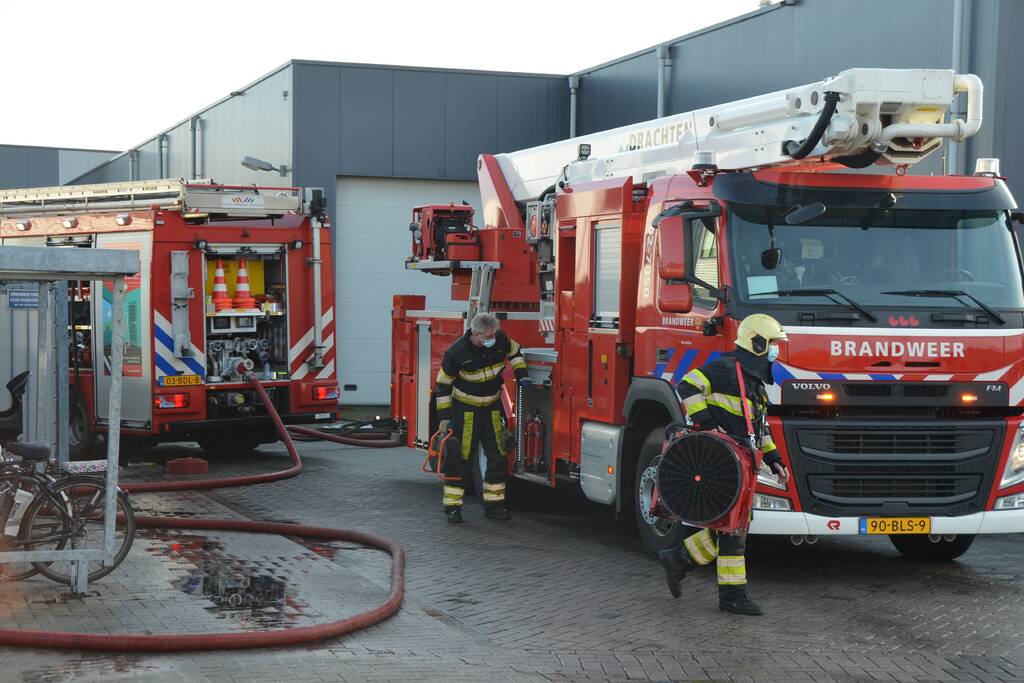 Vrachtwagen voor laaddock uitgebrand