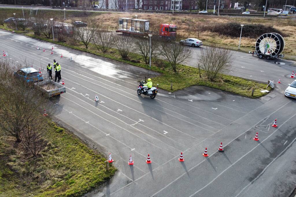 Grote politiecontrole parkeerterrein Superfun