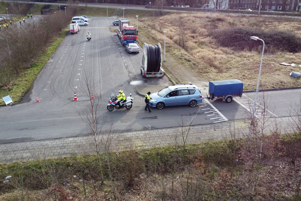 Grote politiecontrole parkeerterrein Superfun