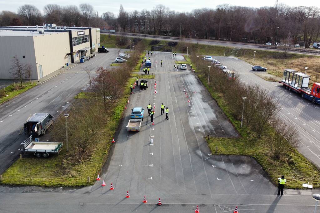 Grote politiecontrole parkeerterrein Superfun