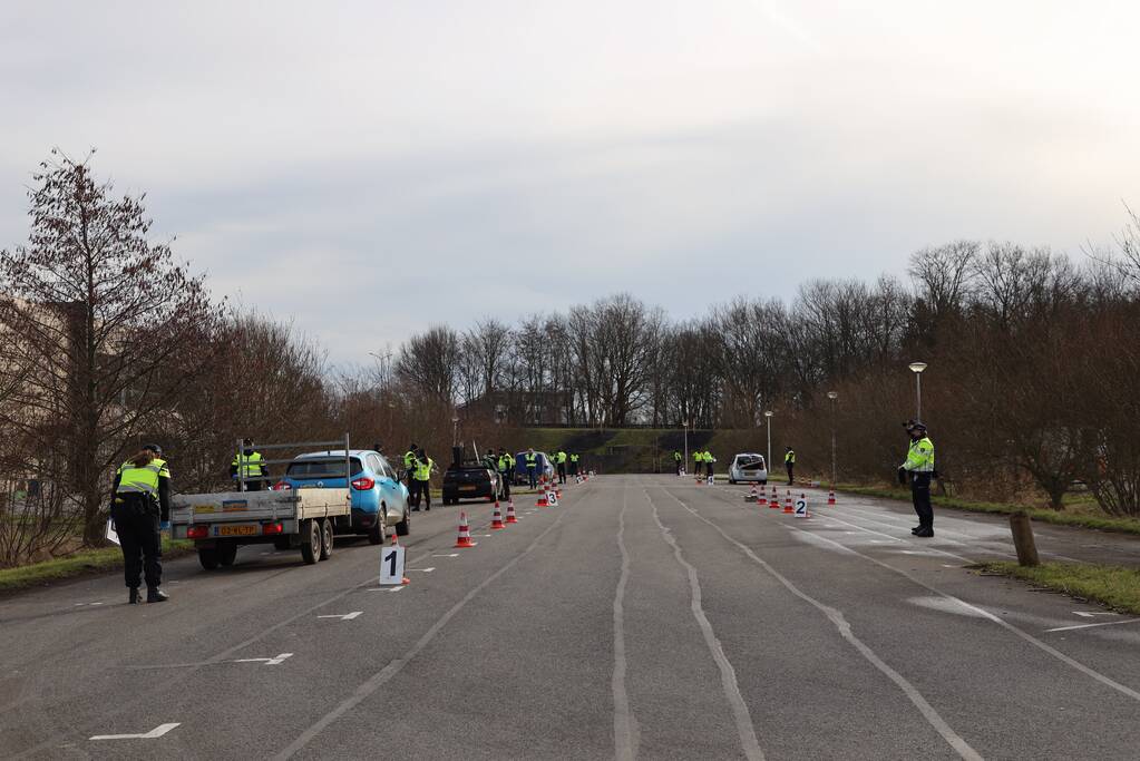 Grote politiecontrole parkeerterrein Superfun