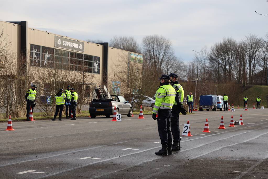 Grote politiecontrole parkeerterrein Superfun
