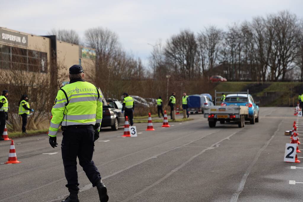 Grote politiecontrole parkeerterrein Superfun