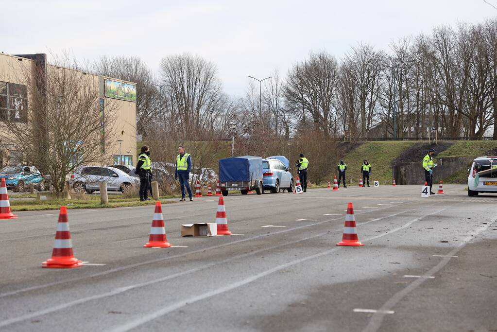 Grote politiecontrole parkeerterrein Superfun