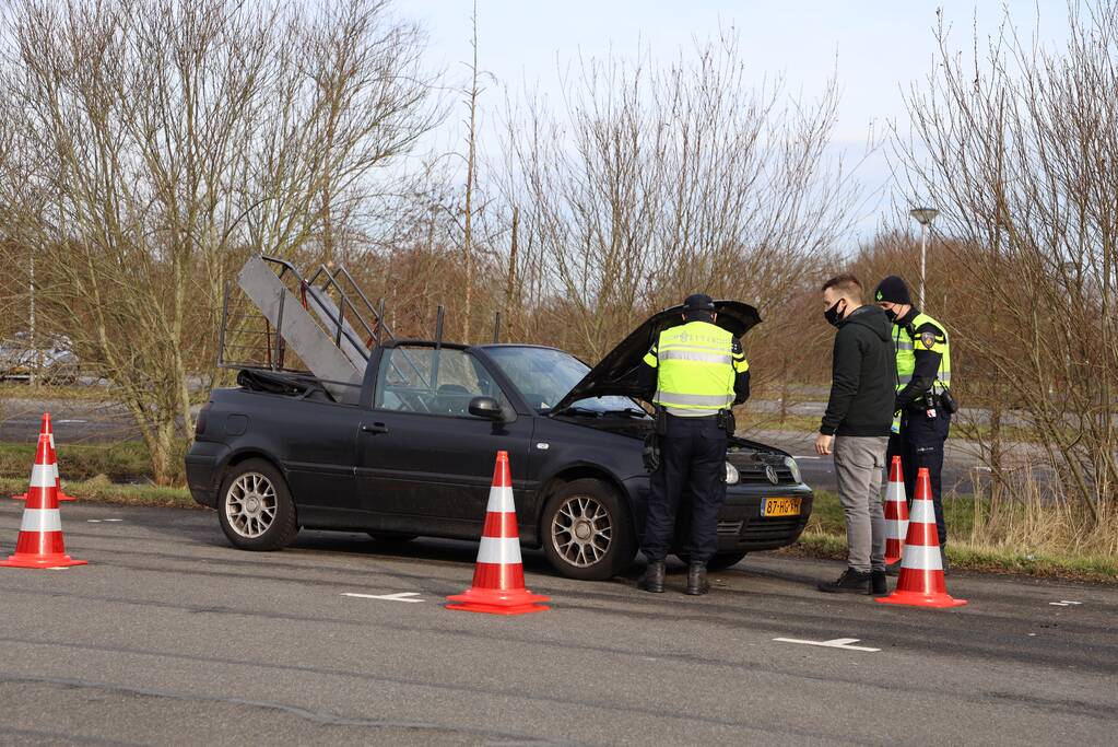 Grote politiecontrole parkeerterrein Superfun