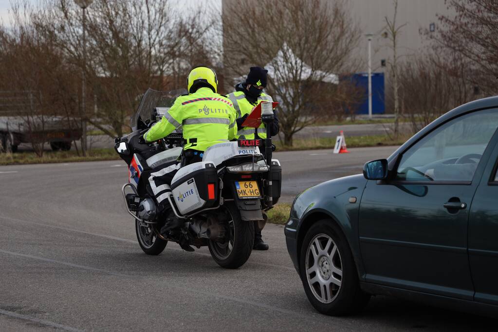 Grote politiecontrole parkeerterrein Superfun