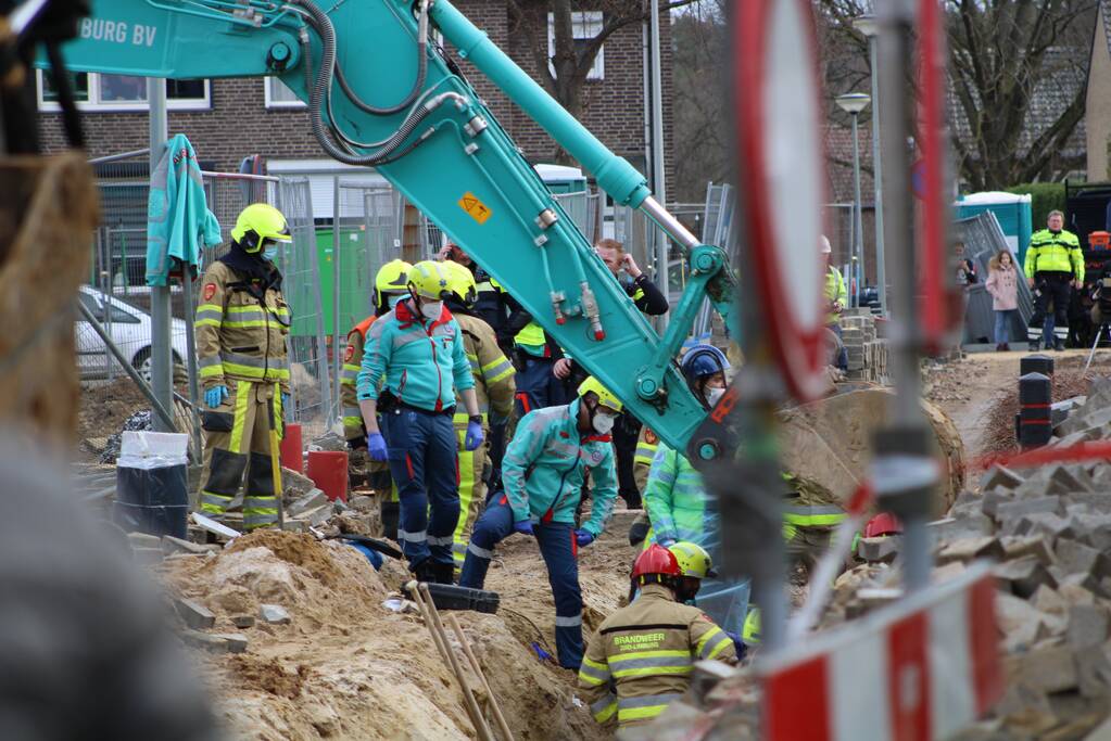 Man bedolven onder grond bij graafwerkzaamheden