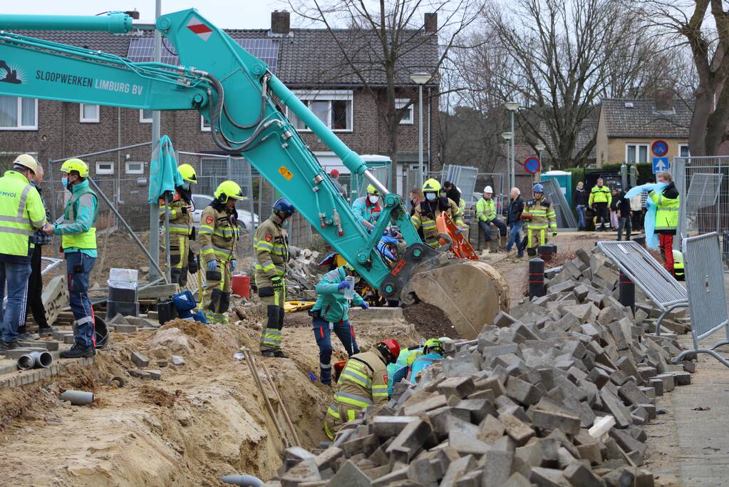 Man bedolven onder grond bij graafwerkzaamheden