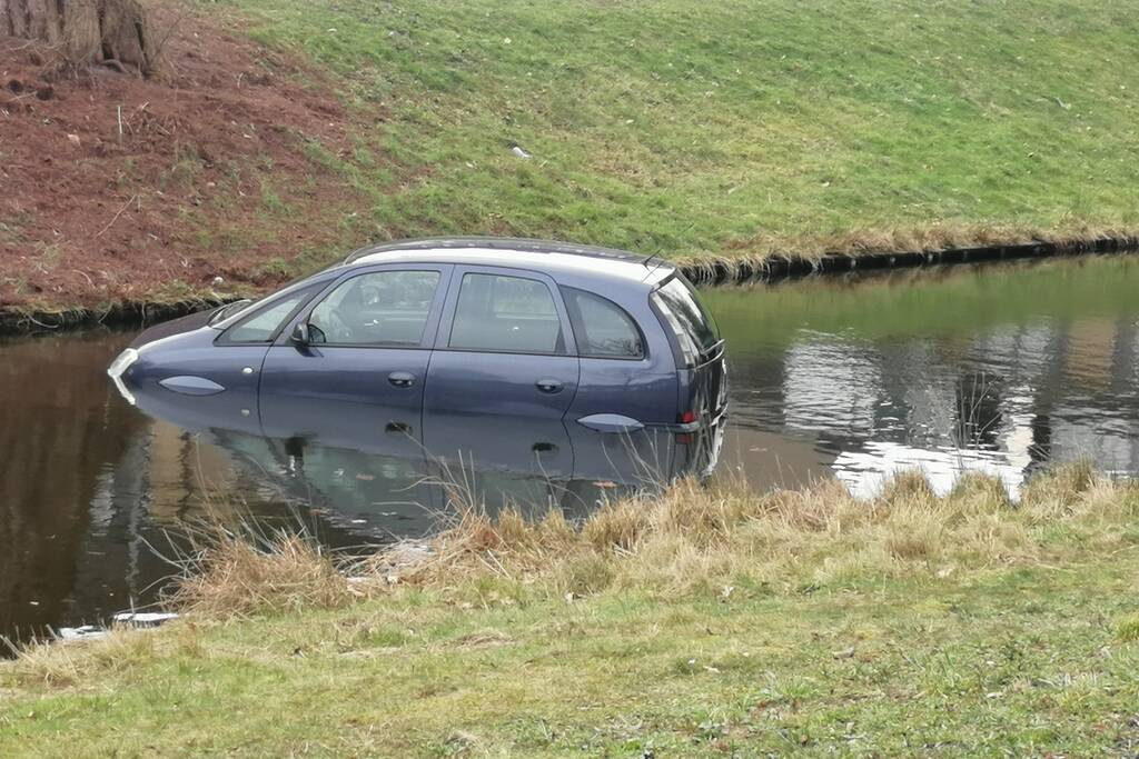 Auto belandt in sloot