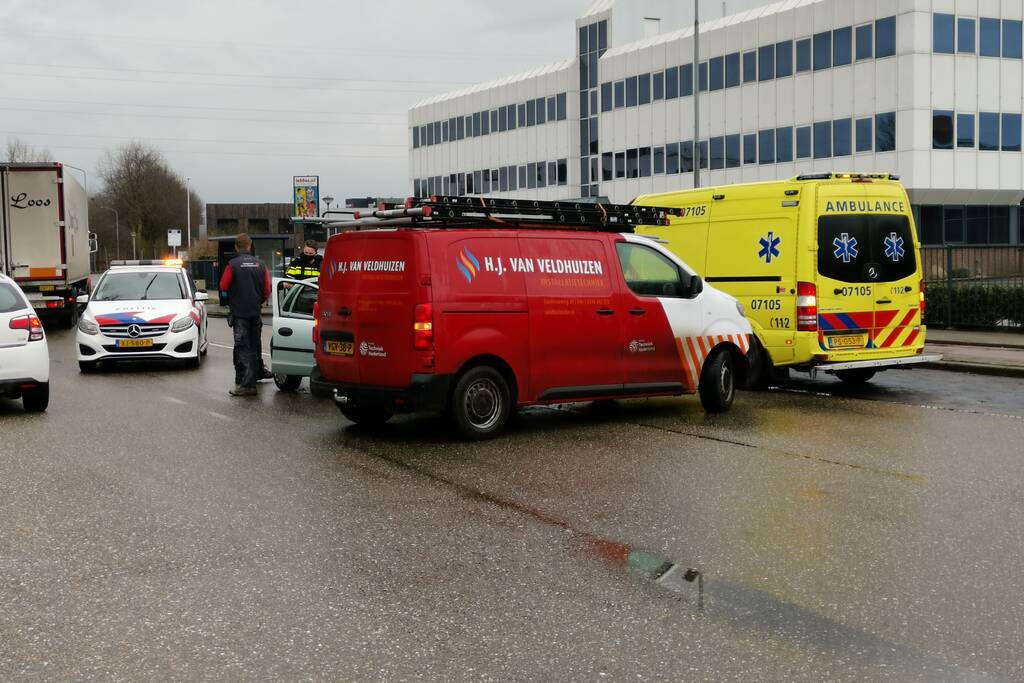 Bestelbus en personenwagen botsen op elkaar