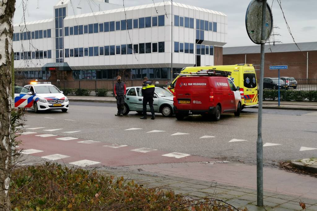 Bestelbus en personenwagen botsen op elkaar