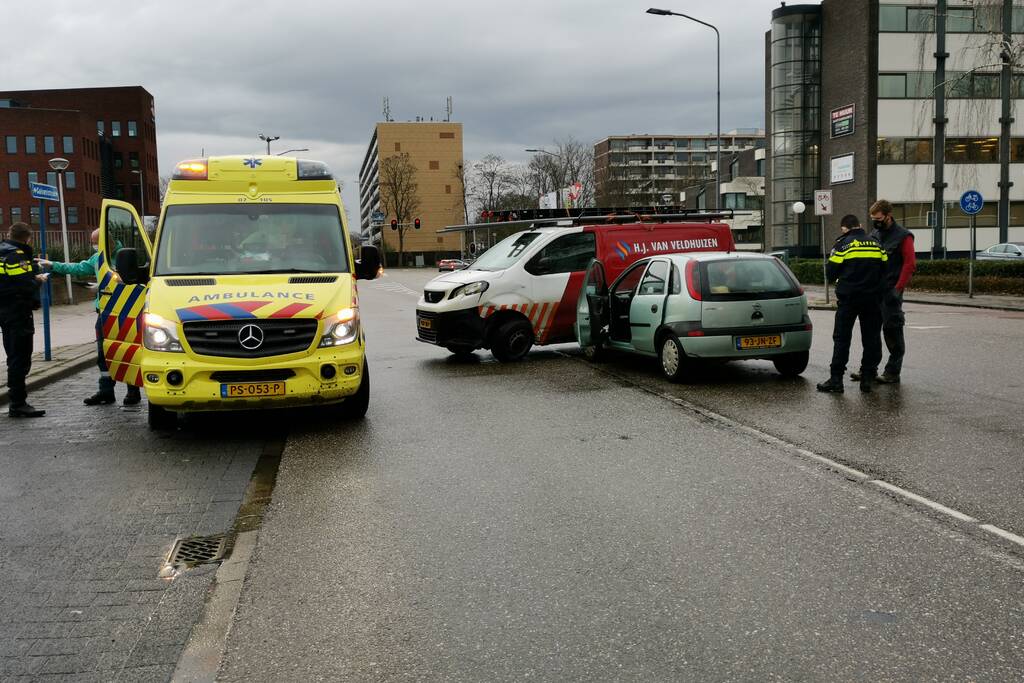 Bestelbus en personenwagen botsen op elkaar