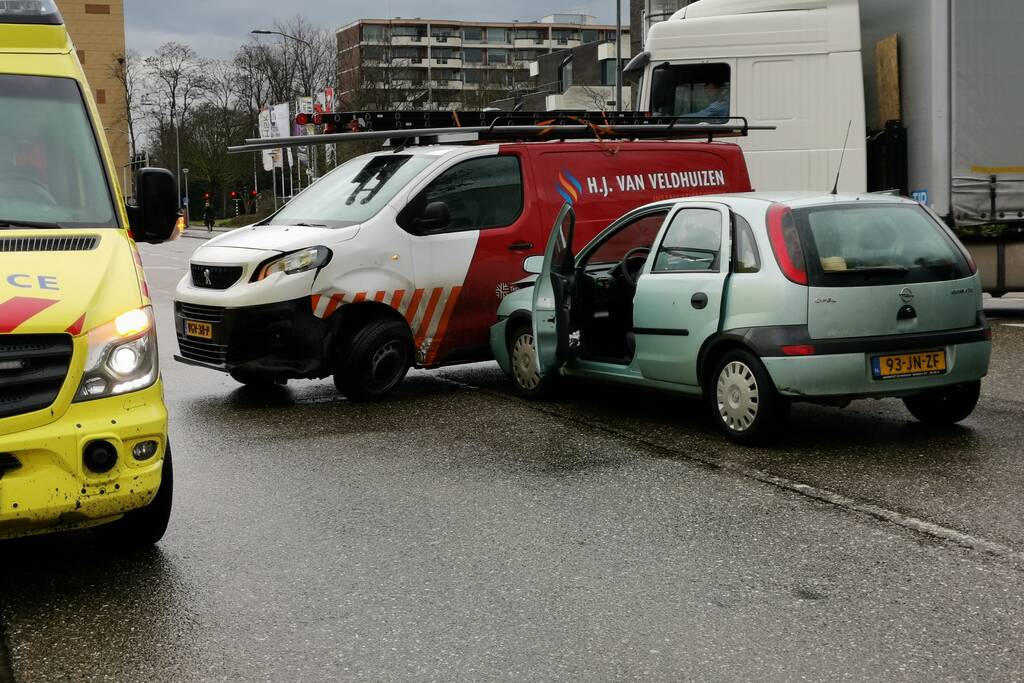 Bestelbus en personenwagen botsen op elkaar