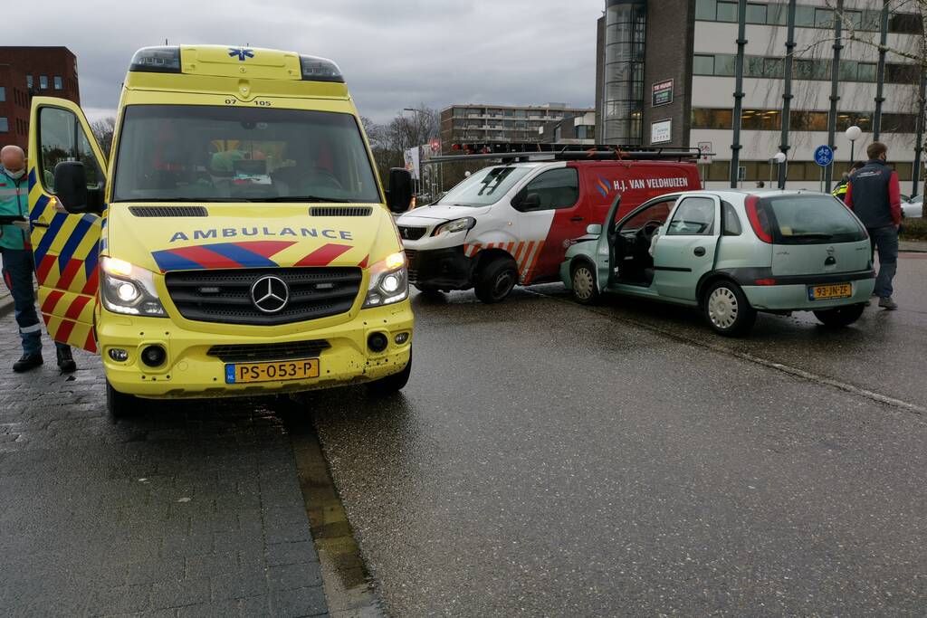 Bestelbus en personenwagen botsen op elkaar