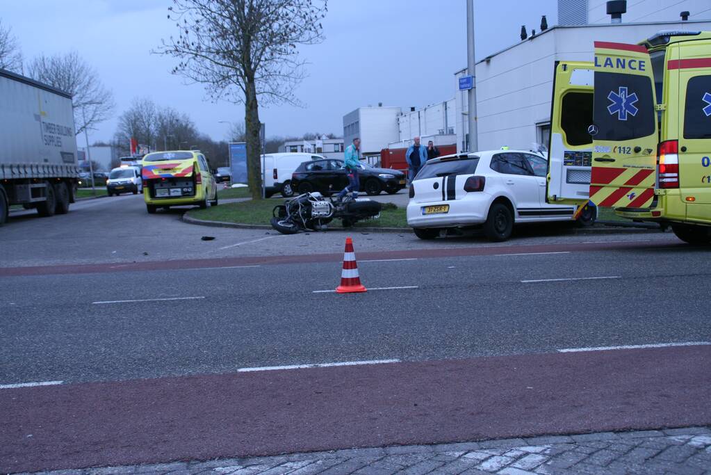 Motorrijder gewond bij botsing met auto