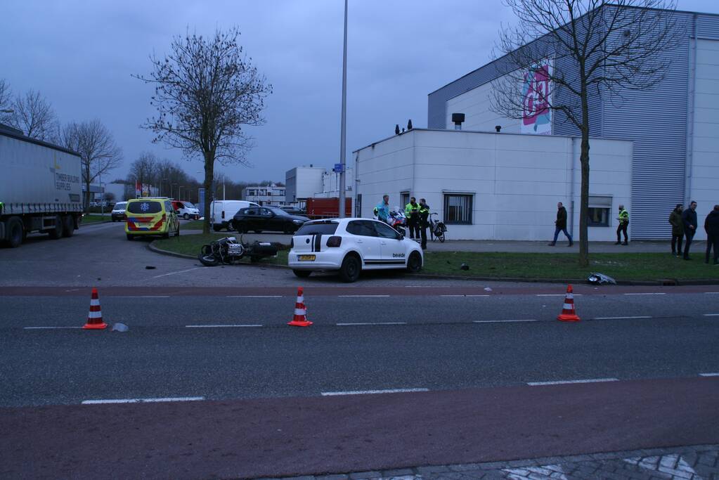 Motorrijder gewond bij botsing met auto