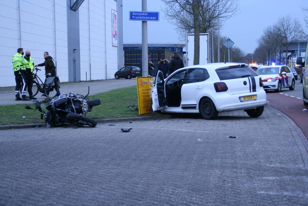 Motorrijder gewond bij botsing met auto