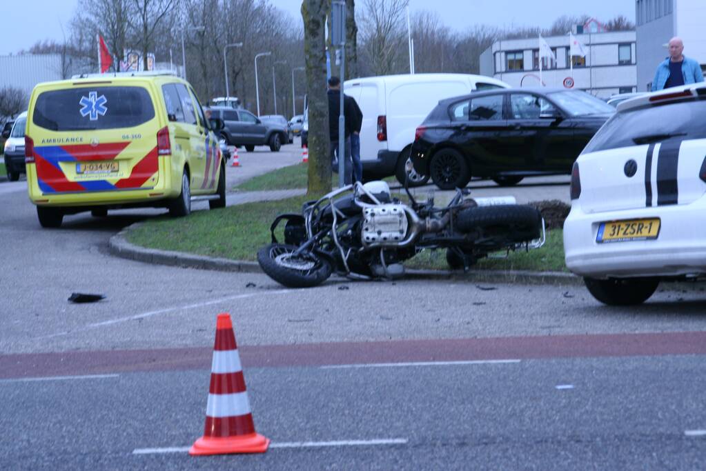 Motorrijder gewond bij botsing met auto