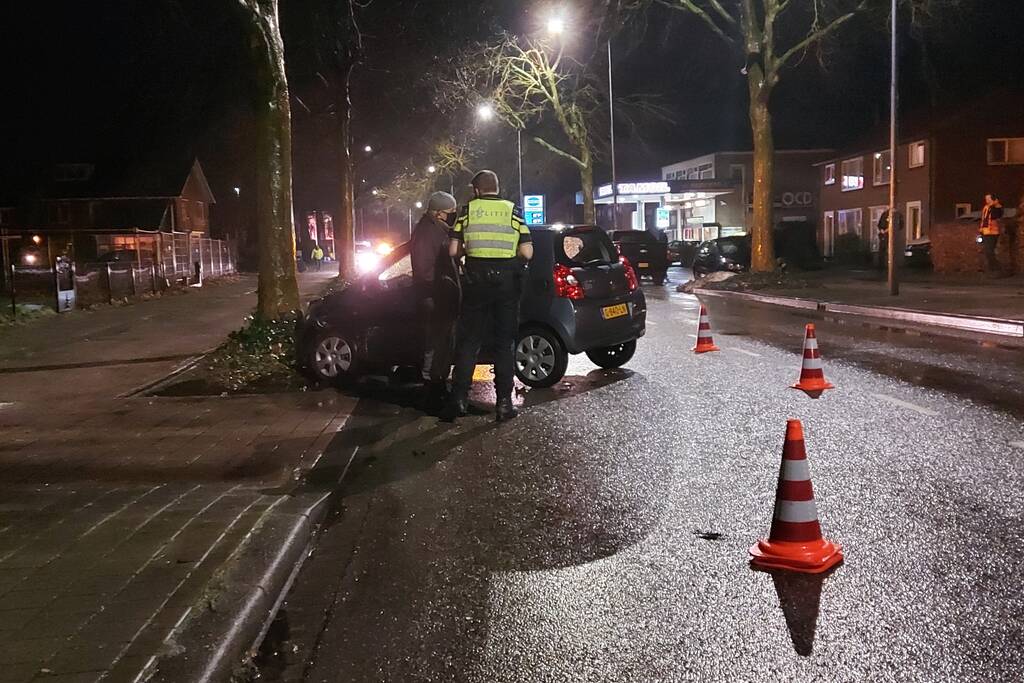 Auto komt tegen boom tot stilstand na ongeval
