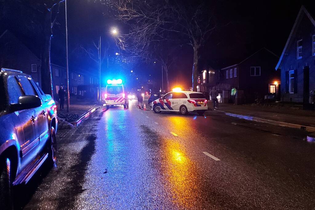 Auto komt tegen boom tot stilstand na ongeval