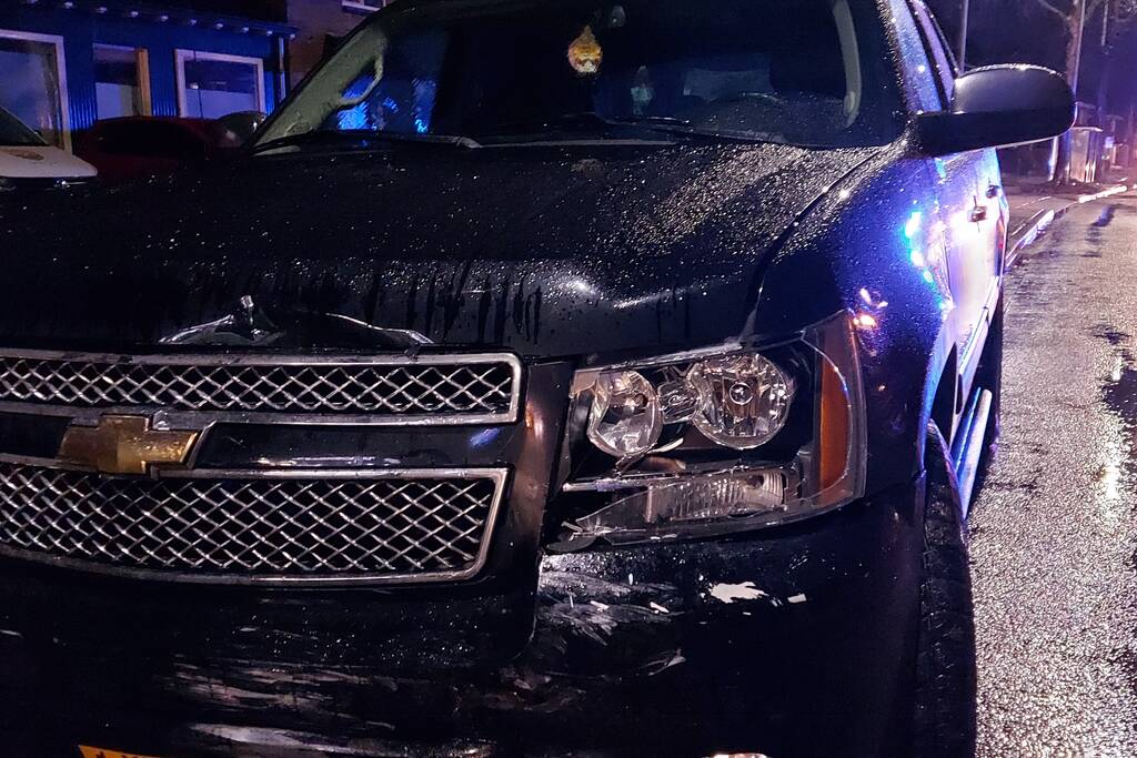 Auto komt tegen boom tot stilstand na ongeval